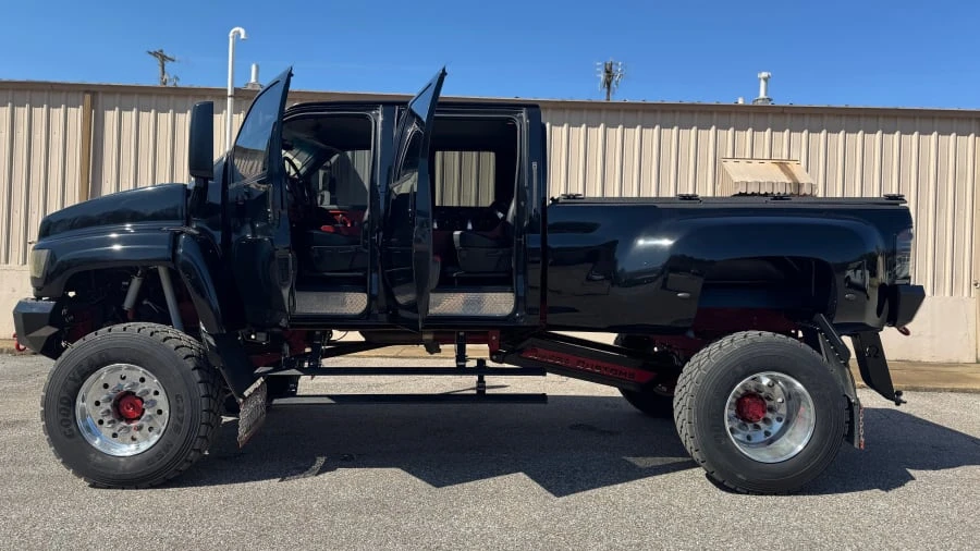 2005 GMC TopKick - Image 2 of 9