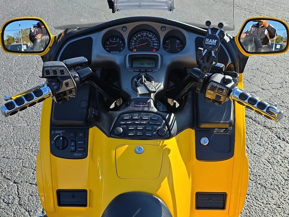 2005 Honda Gold Wing - Image 5 of 12