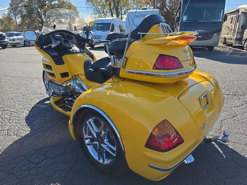 2005 Honda Gold Wing - Image 2 of 12