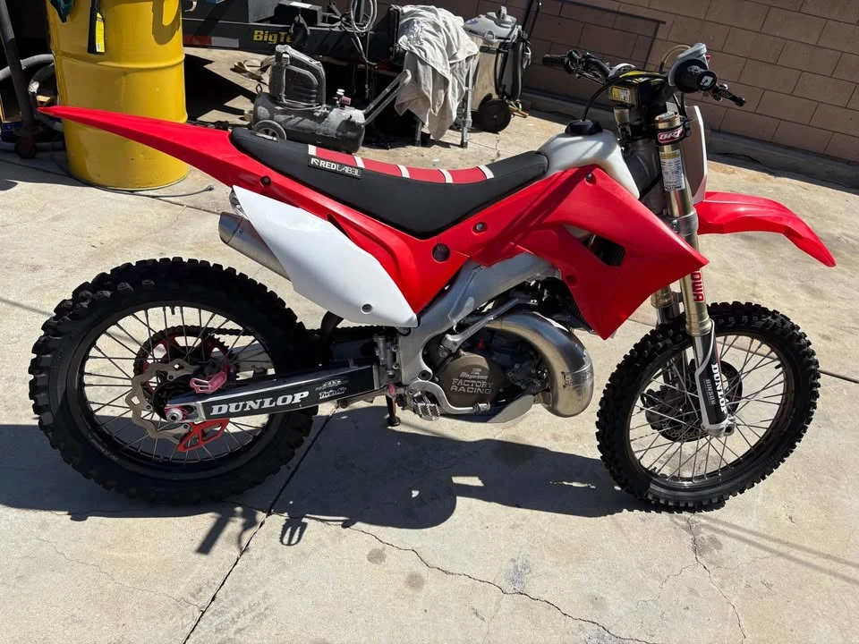 2005 Honda CR - Image 2 of 5