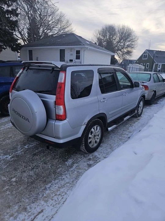 2005 Honda CR-V 2nd Gen - Image 3 of 7
