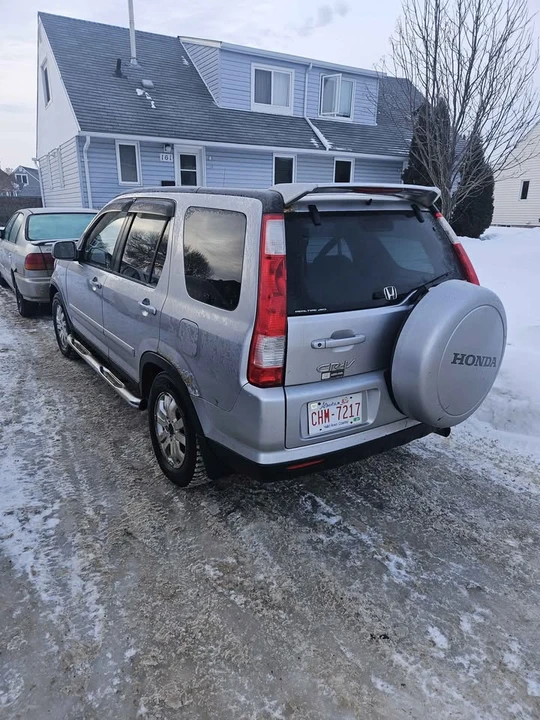 2005 Honda CR-V 2nd Gen - Image 2 of 7