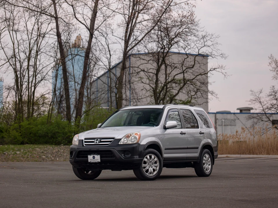 2005 Honda CR-V 2nd Gen - Image 2 of 31