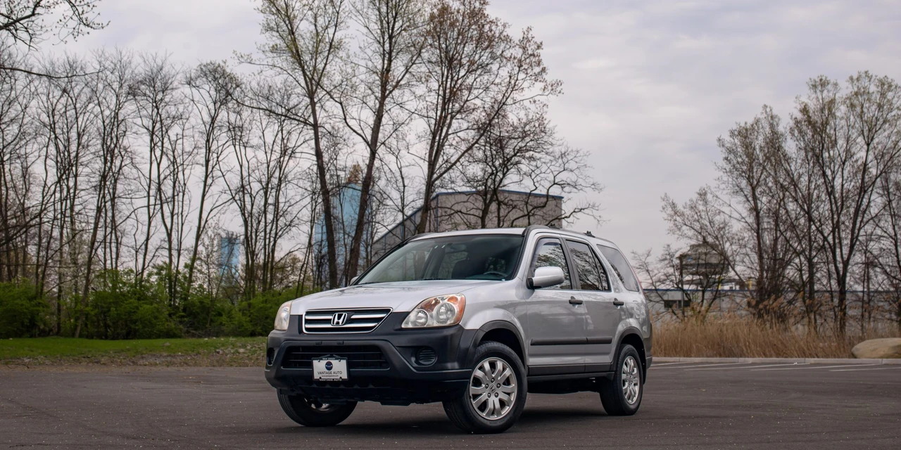 2005 Honda CR-V 2nd Gen - Image 3 of 31