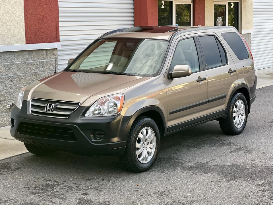 2005 Honda CR-V 2nd Gen - Image 3 of 31