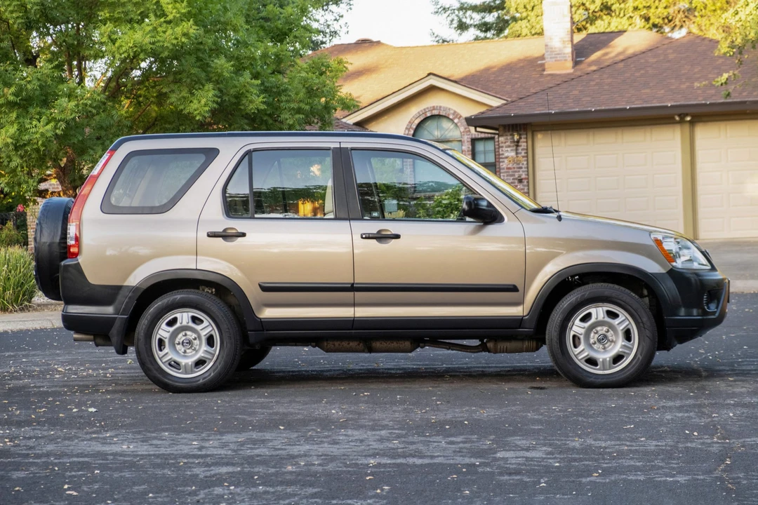 2005 Honda CR-V 2nd Gen - Image 4 of 31