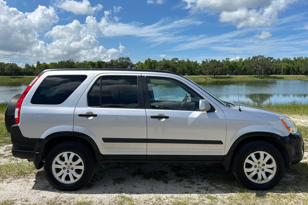 2005 Honda CR-V 2nd Gen - Image 3 of 31