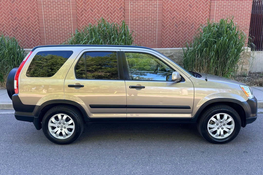 2005 Honda CR-V 2nd Gen - Image 3 of 31
