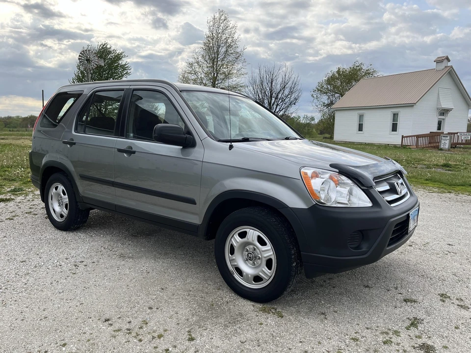 2005 Honda CR-V 2nd Gen - Image 8 of 31