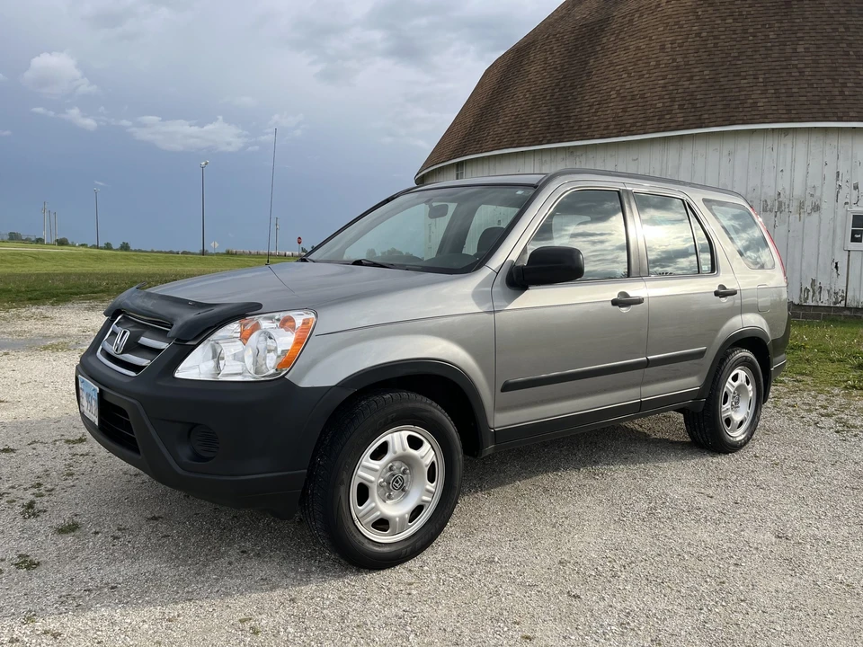 2005 Honda CR-V 2nd Gen - Image 2 of 31