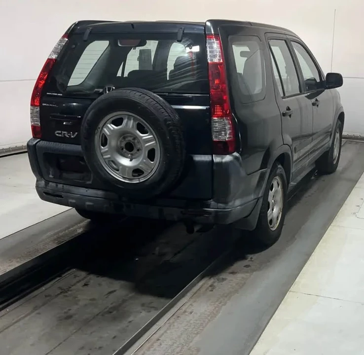 2005 Honda CR-V 2nd Gen - Image 2 of 9