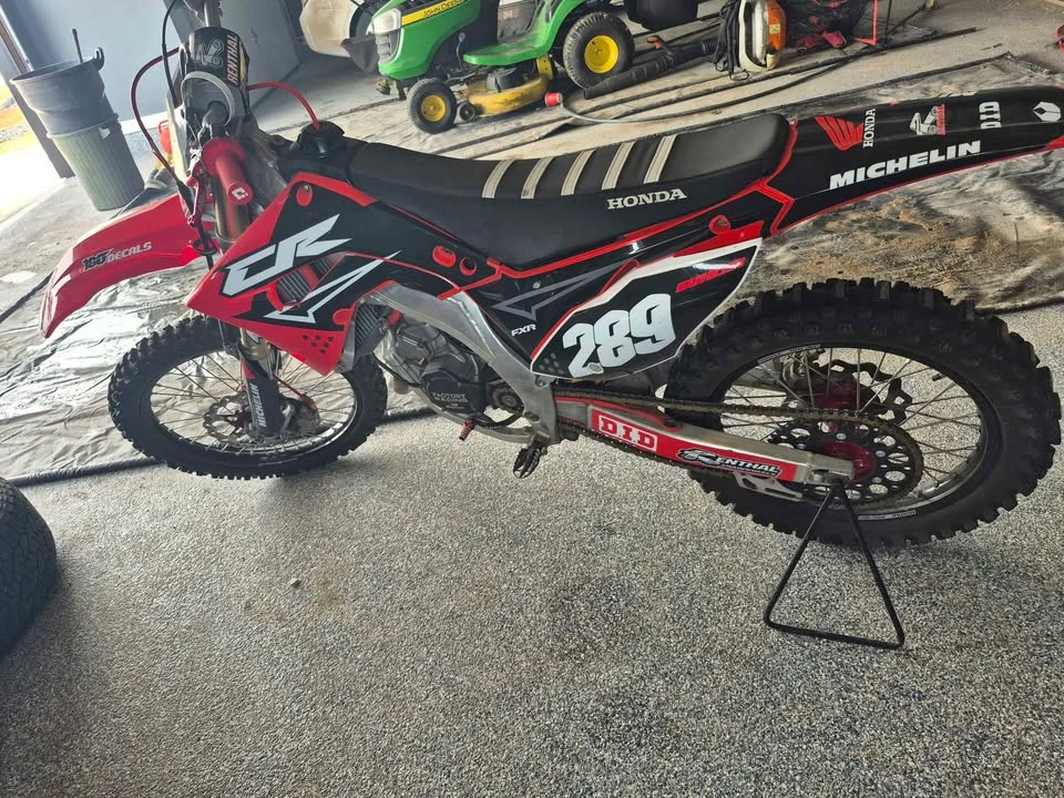 2005 Honda CR - Image 2 of 11