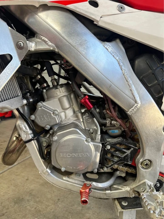 2005 Honda CR - Image 2 of 9