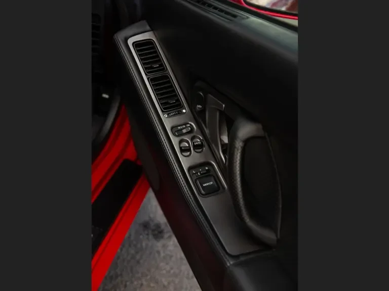2005 Acura NSX - Image 17 of 31