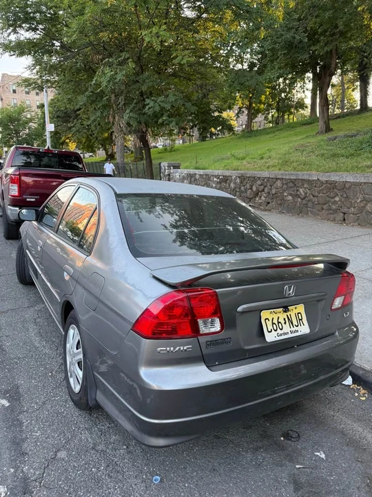 2005 Honda Civic 7th Gen - Image 2 of 9