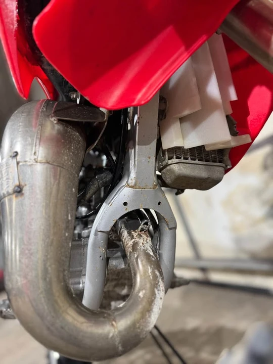 2005 Honda CR - Image 9 of 16