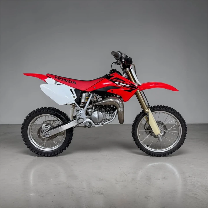 2005 Honda CR - Image 2 of 16