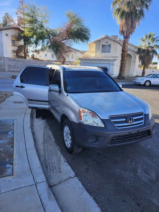 2005 Honda CR-V 2nd Gen - Image 3 of 3
