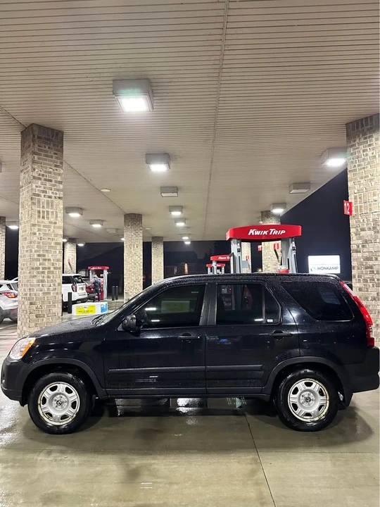 2005 Honda CR-V 2nd Gen - Image 2 of 13