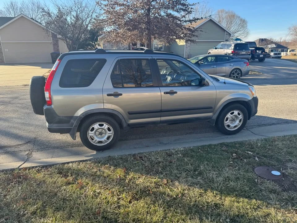 2005 Honda CR-V 2nd Gen - Image 3 of 9