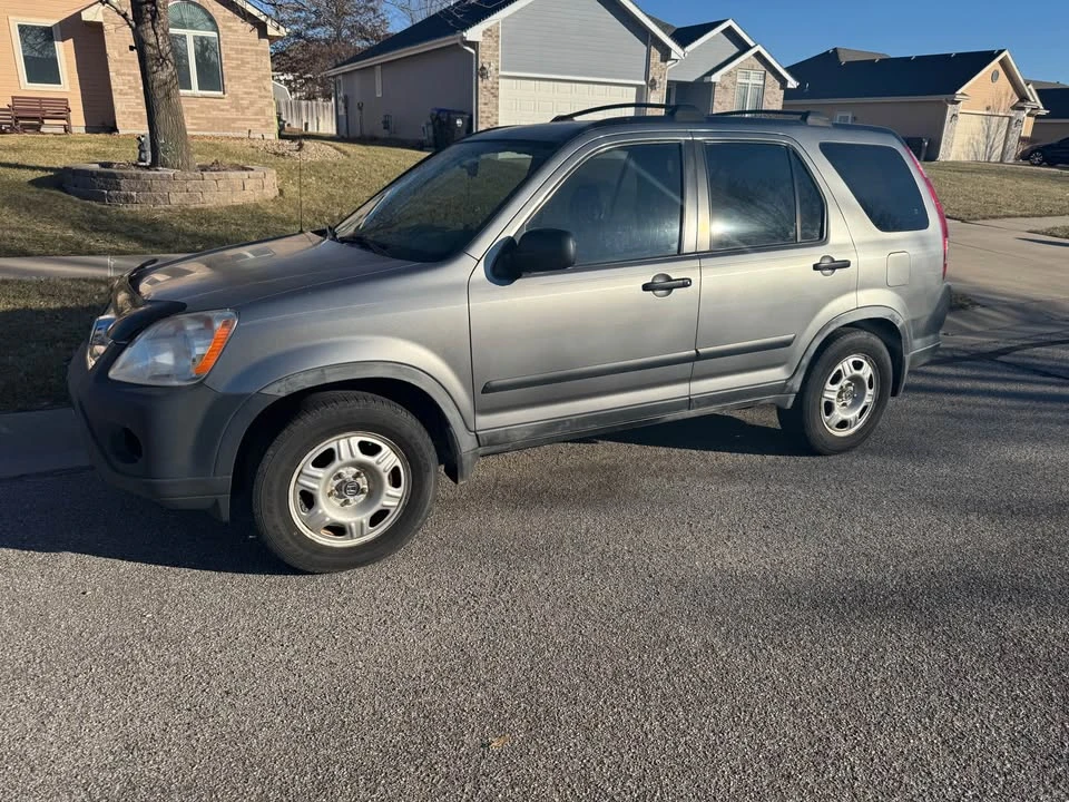 2005 Honda CR-V 2nd Gen - Image 2 of 9