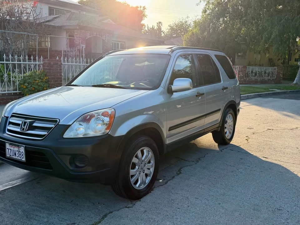 2005 Honda CR-V 2nd Gen - Image 2 of 14