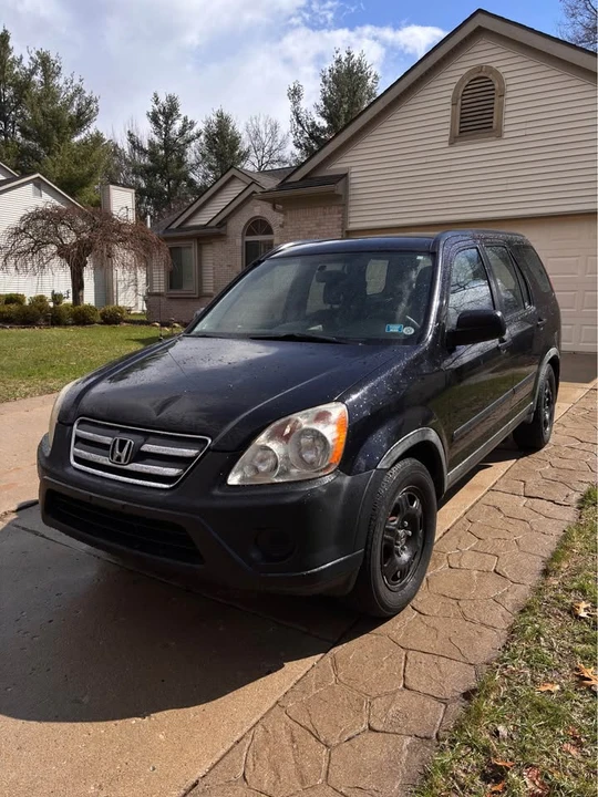 2005 Honda CR-V 2nd Gen - Image 2 of 15