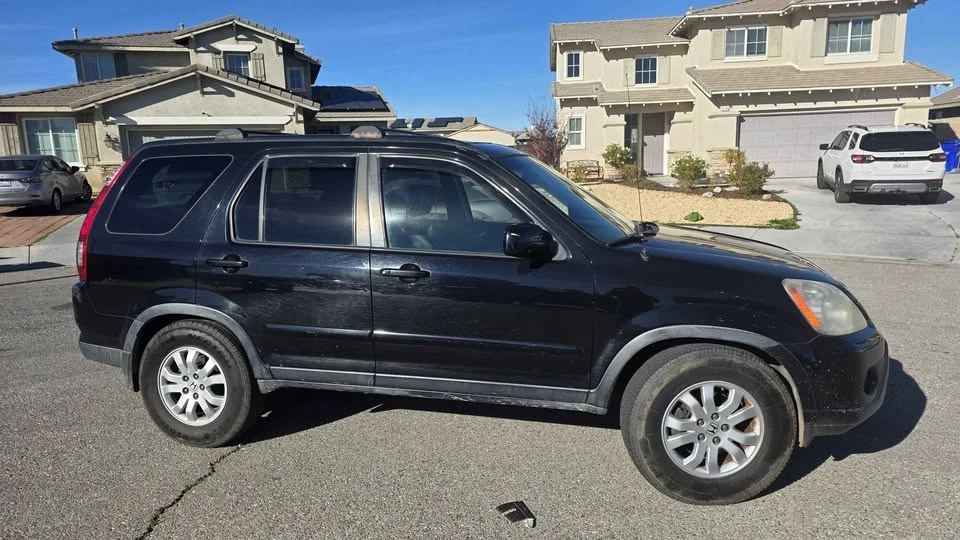 2005 Honda CR-V 2nd Gen - Image 2 of 11