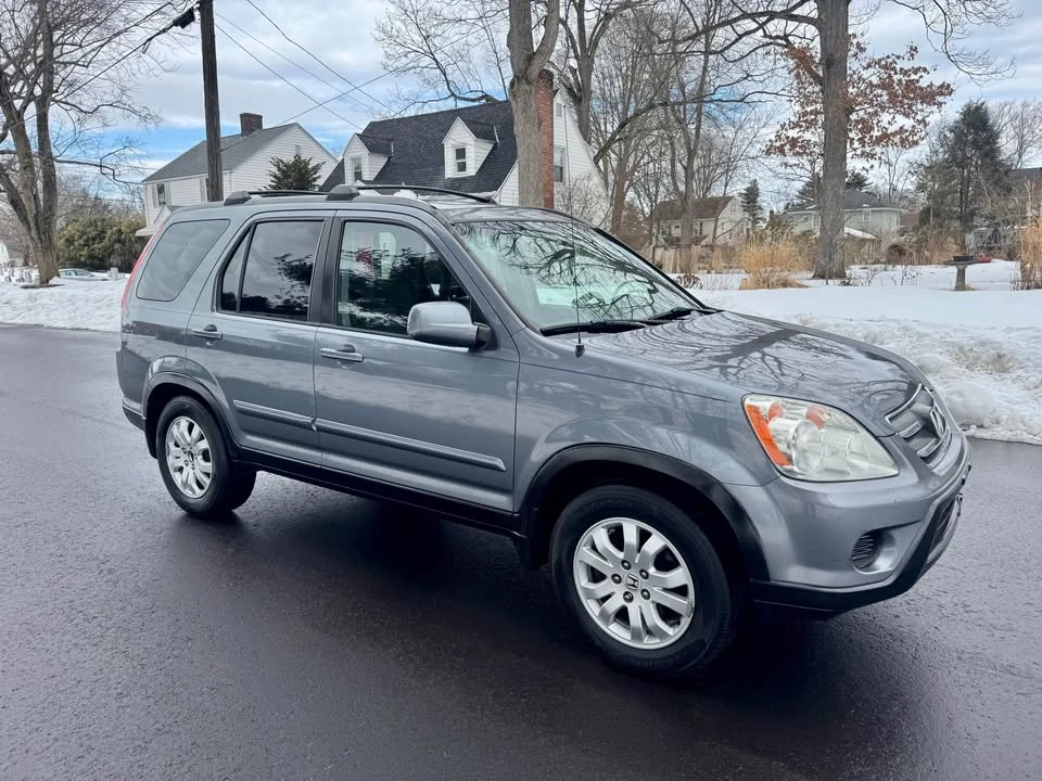 2005 Honda CR-V 2nd Gen - Image 2 of 9