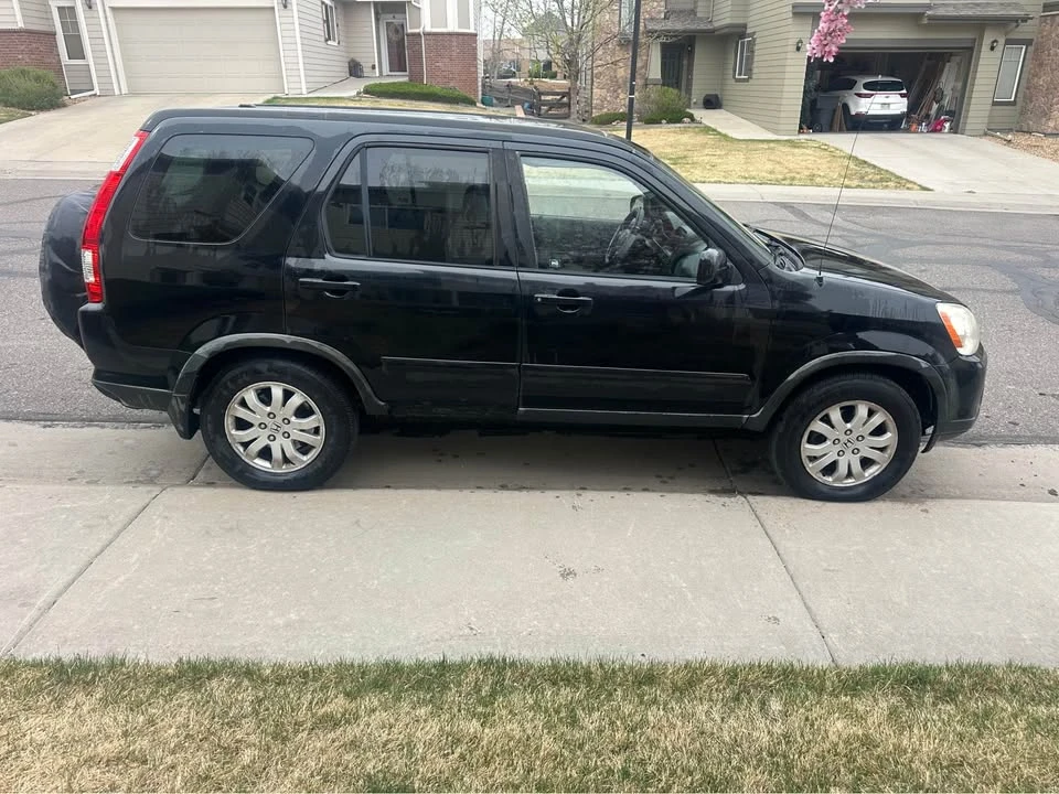 2005 Honda CR-V 2nd Gen - Image 2 of 10