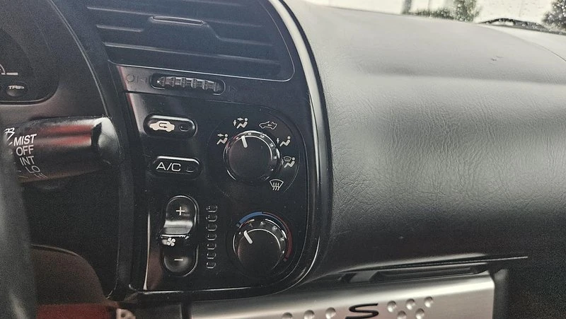 2005 Honda AP2 S2000 - Image 10 of 15