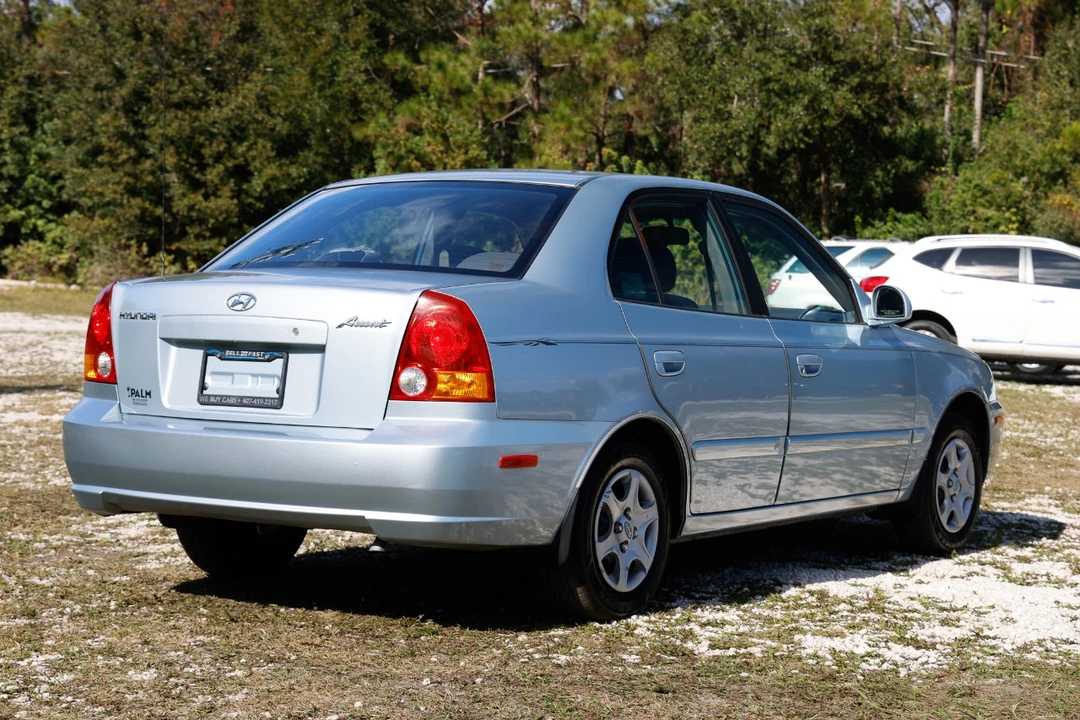 2005 Hyundai Accent - Image 11 of 12