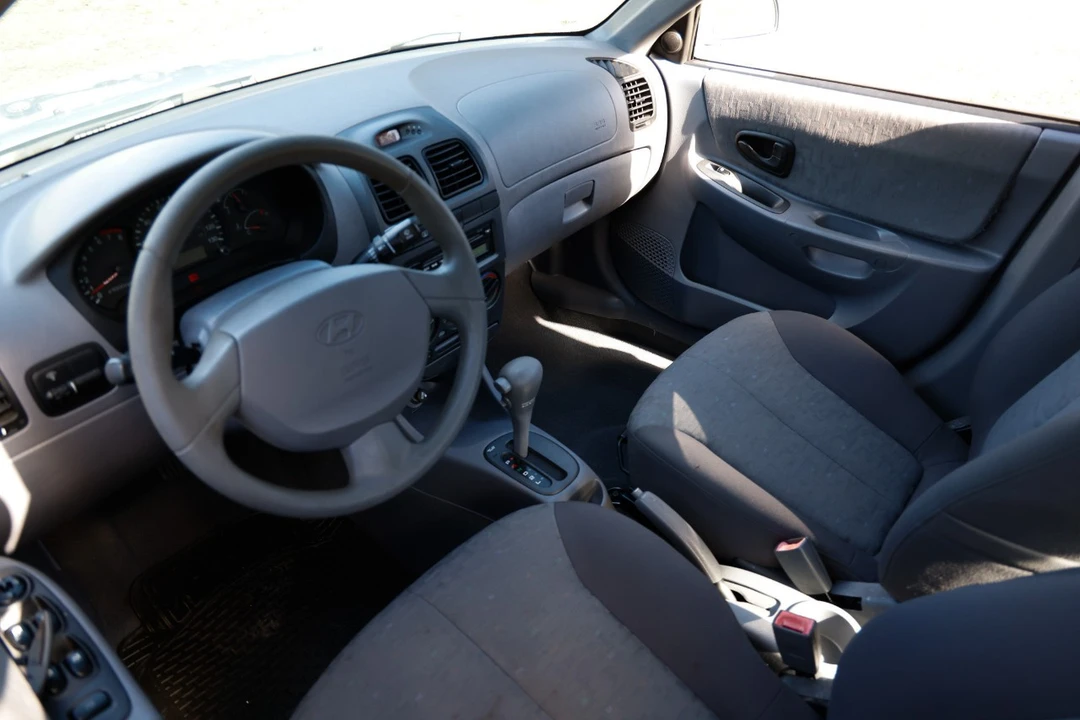 2005 Hyundai Accent - Image 4 of 12