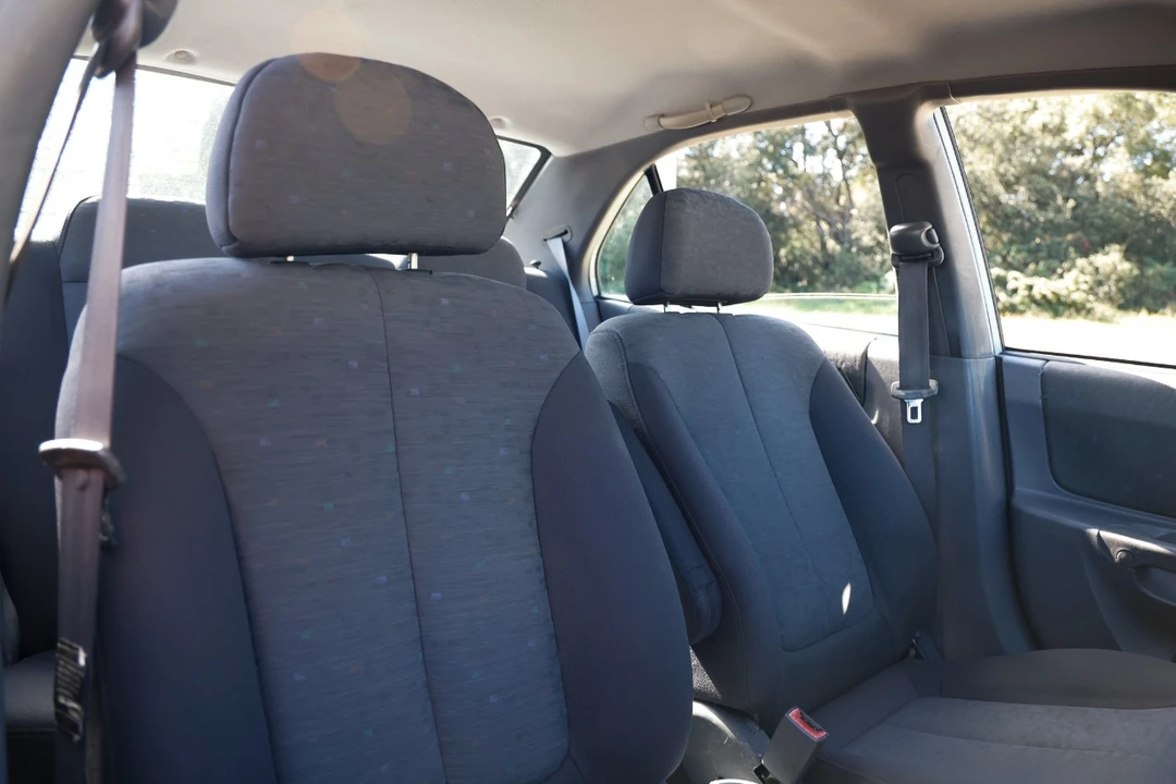 2005 Hyundai Accent - Image 18 of 21
