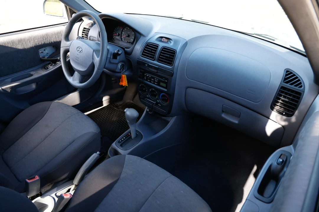 2005 Hyundai Accent - Image 16 of 21