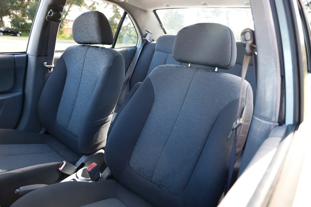 2005 Hyundai Accent - Image 6 of 21