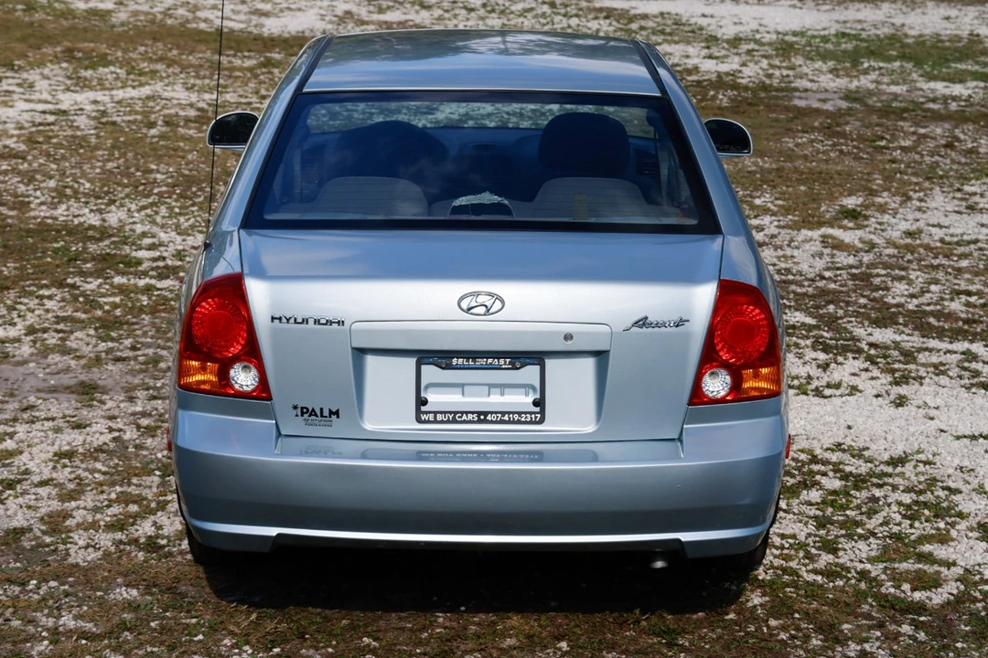 2005 Hyundai Accent - Image 9 of 12