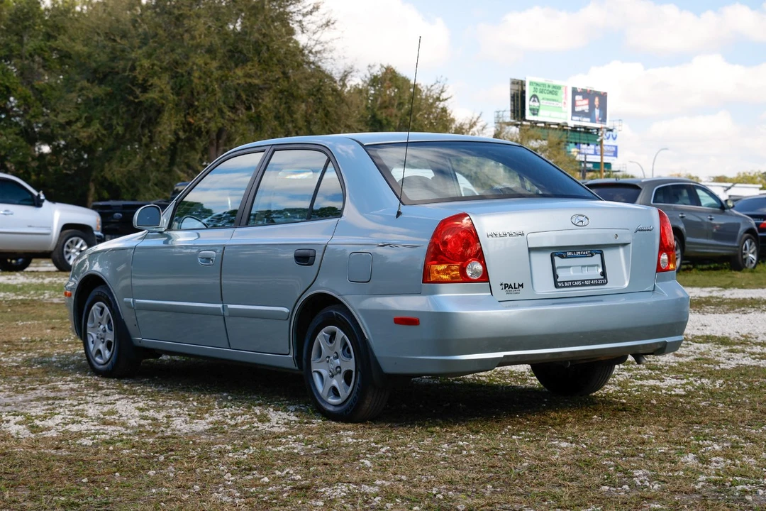 2005 Hyundai Accent - Image 5 of 12