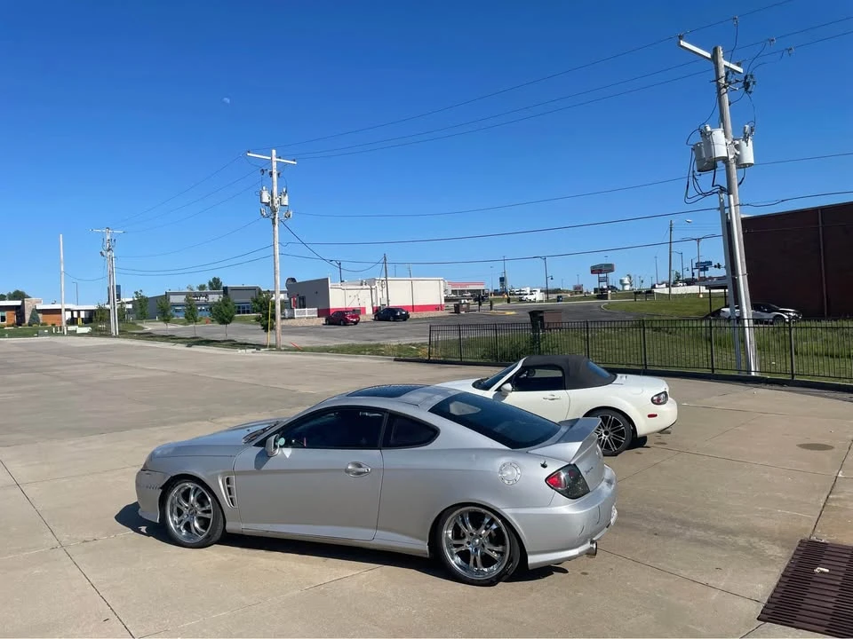 2005 Hyundai Tiburon - Image 2 of 4