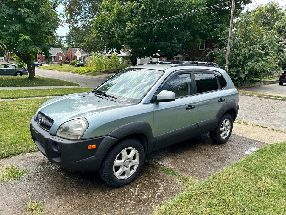 2005 Hyundai Tucson - Image 2 of 11
