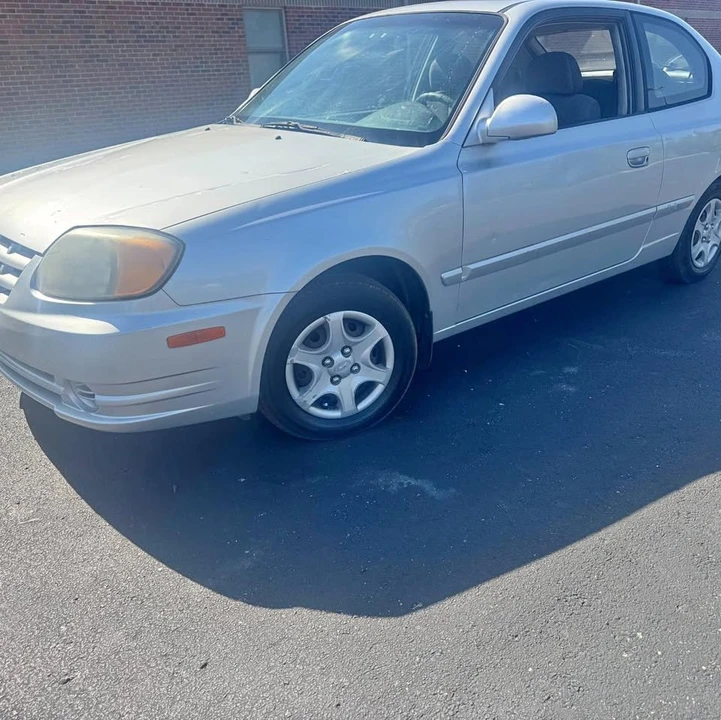 2005 Hyundai Accent - Image 2 of 8