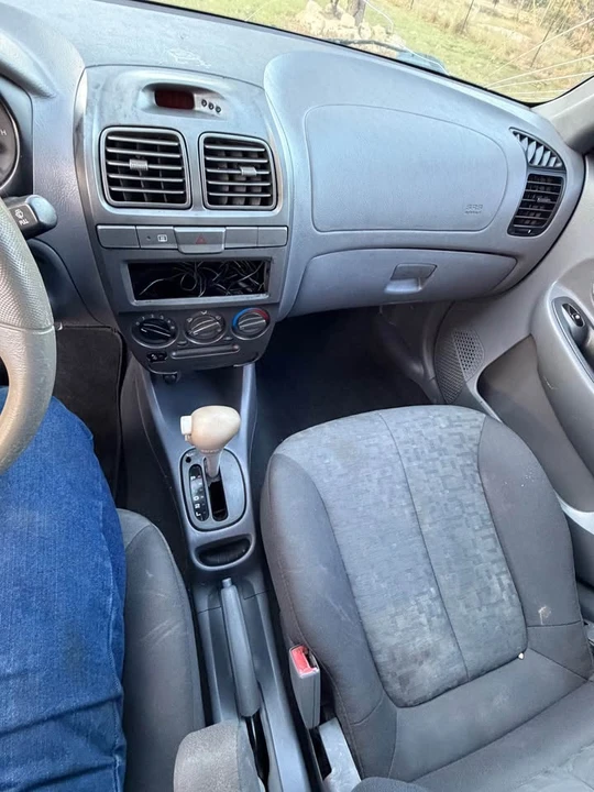 2005 Hyundai Accent - Image 9 of 11