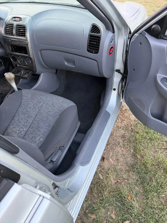 2005 Hyundai Accent - Image 8 of 11