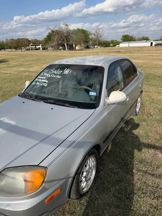2005 Hyundai Accent - Image 2 of 11