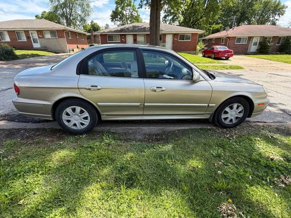 2005 Hyundai Sonata - Image 2 of 12