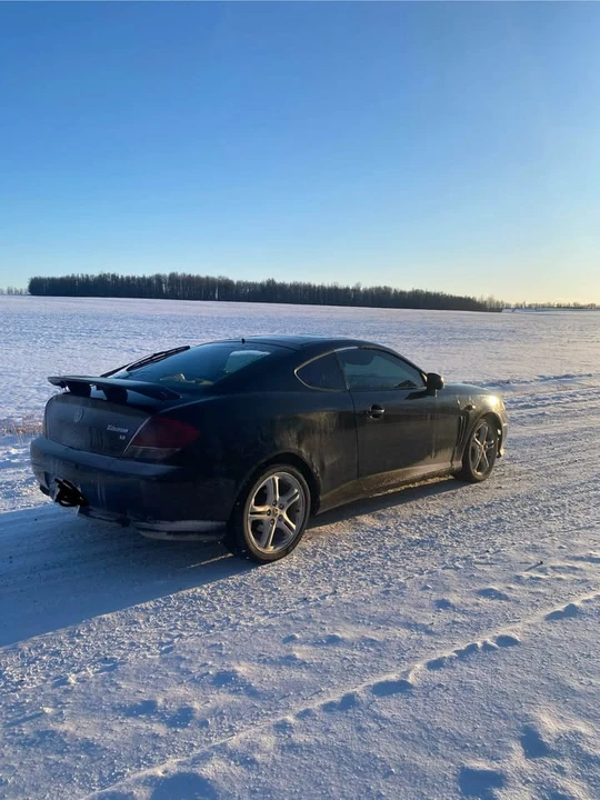 2005 Hyundai Tiburon - Image 2 of 9