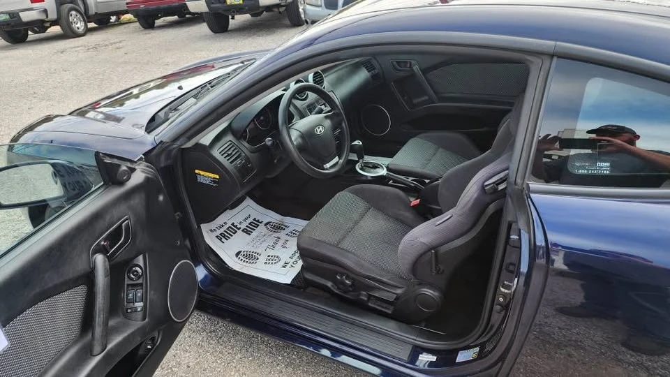 2005 Hyundai Tiburon - Image 11 of 15