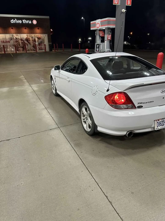 2005 Hyundai Tiburon - Image 4 of 7
