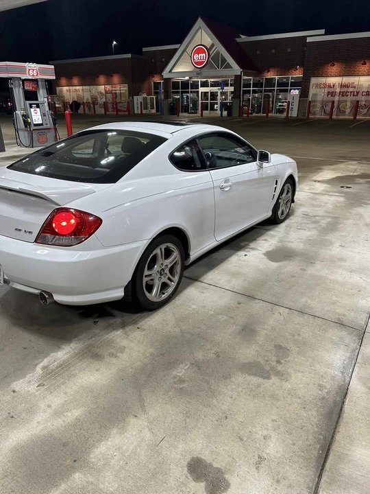 2005 Hyundai Tiburon - Image 2 of 7