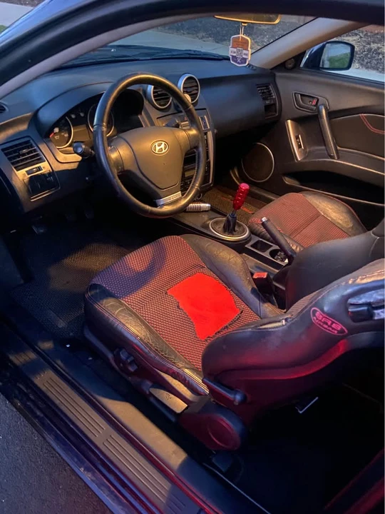 2005 Hyundai Tiburon - Image 7 of 8